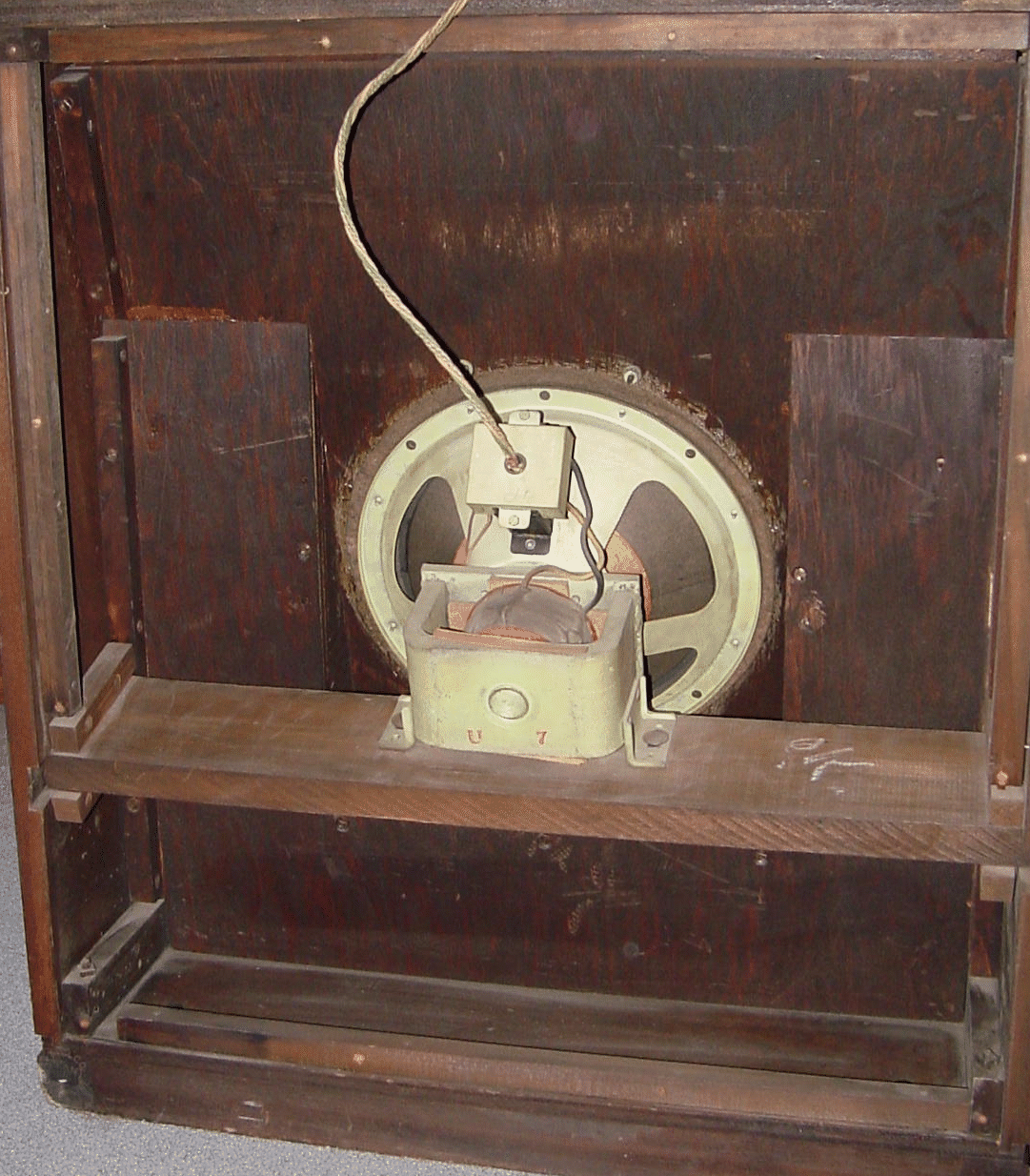 Inclined internal baffle