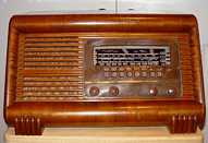 Philco 41-255T Slant-Front Table Radio (1941)