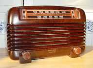 Philco PT-2 Bakelite Table Radio (1941)