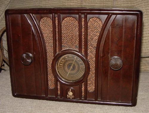 Emerson Model 109 Bakelite Table Radio  (1935/36)