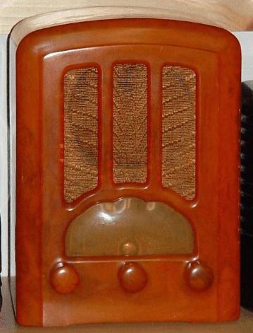 Emerson AU-190 Mini-Tombstone Radio in Catalin (1938)