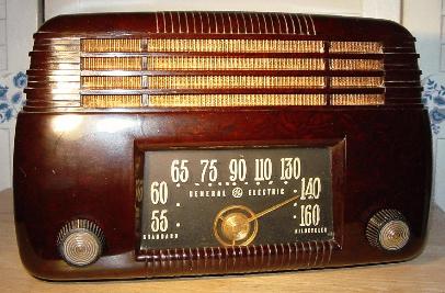 GE Model 200 Brown Bakelite Table Radio (1946)