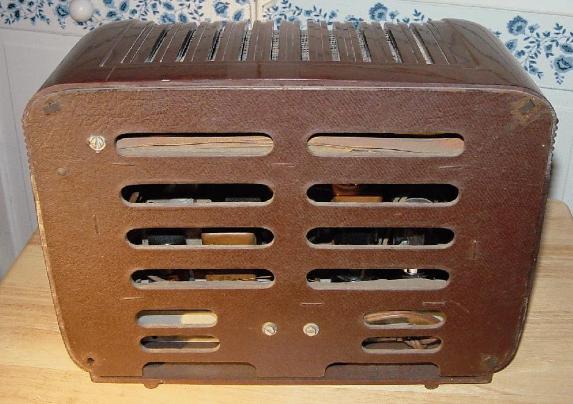 GE Model L-650 Bakelite Table Radio Rear View (1942)