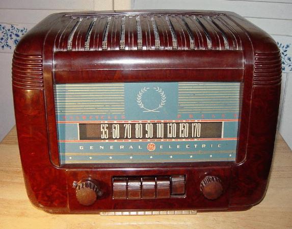 GE Model L-650 Bakelite Table Radio (1942)