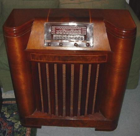 Philco 42-395 Floor Model Radio (1942)