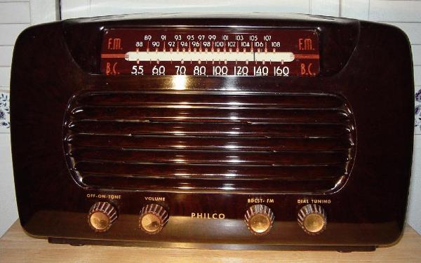Philco 48-472 Bakelite AM/FM Table Radio (1948)