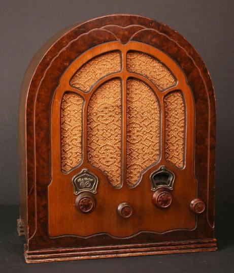 RCA Model R28 Cathedral Tube Radio (1933)