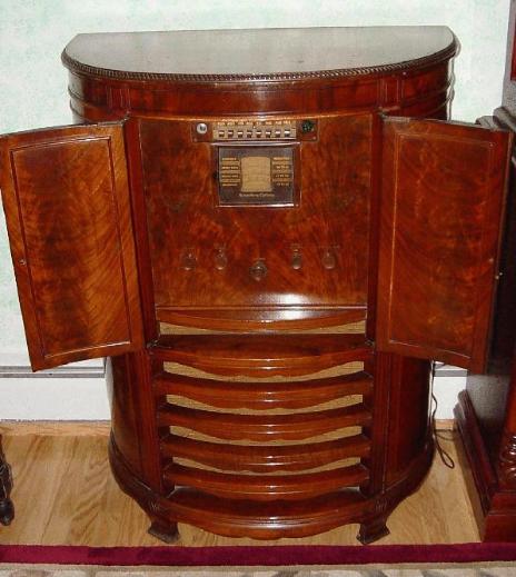 Stromberg Carlson Console Radio Model 350R (Doors Open)