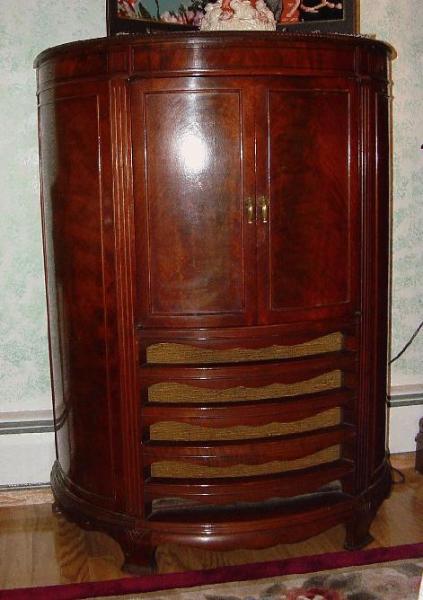 Stromberg Carlson Console Radio Model 350R (Doors Closed)