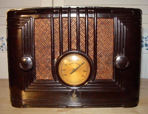 Emerson Model 126 Bakelite Table Radio (1936)