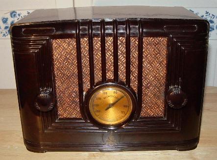 Emerson Model 126 Bakelite Table Radio (1936)