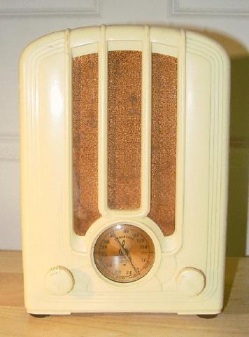Emerson 108 in ivory plaskon mini-tombstone radio (1936)