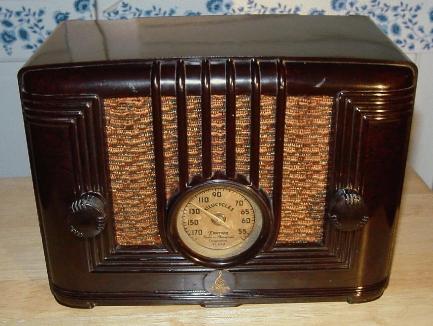 Emerson BA-199 Bakelite Table Radio (1938)