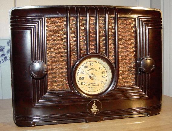 Emerson BA-199 Bakelite Table Radio (1938)