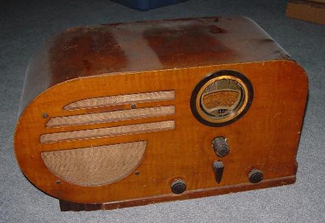 Philco 37-610 Big Bullet Table Radio (maple)