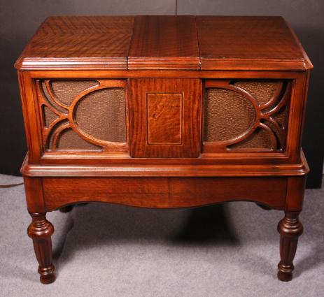 Philco 19LZ Chairside (front view)