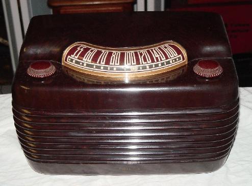 Philco 46-420 Bakelite Table Radio (1946)