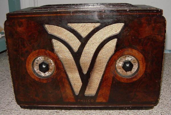 Philco 54S 'owl eye' Compact Table Radio