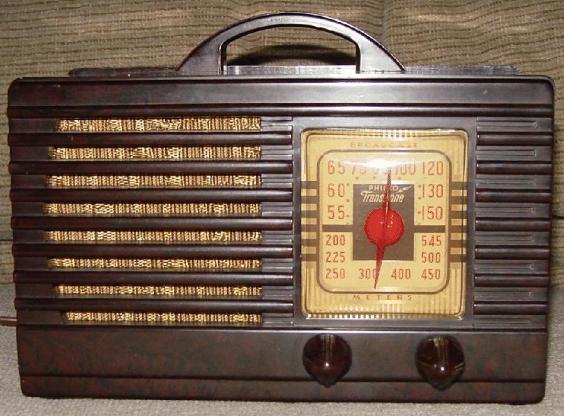Philco PT-33 Bakelite Table Radio (1940)